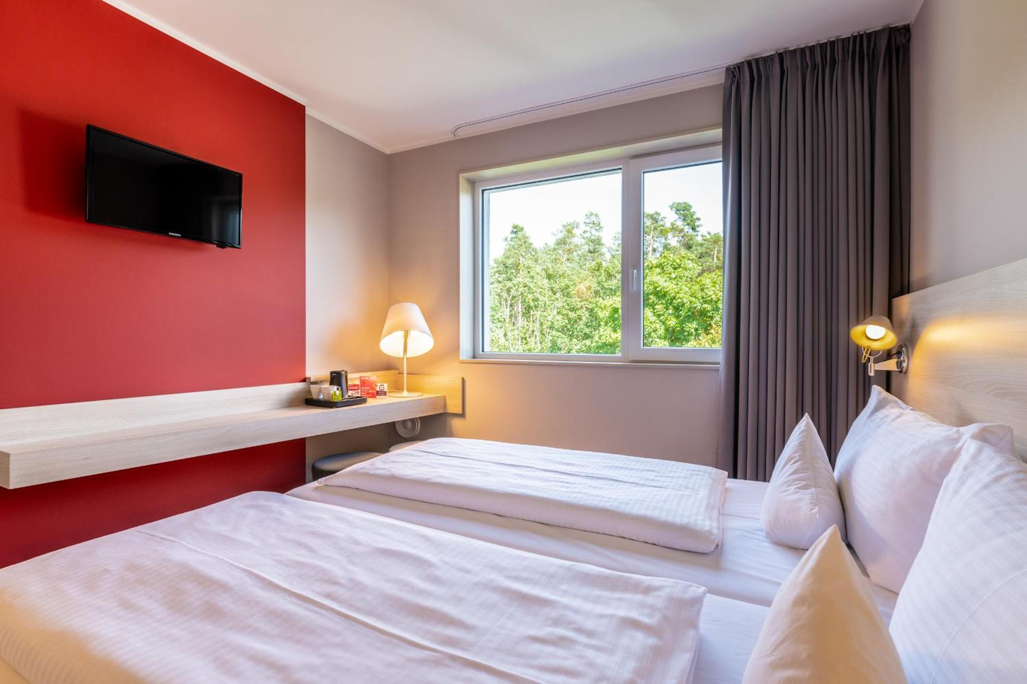 Serways Hotel Feucht Ost Exteriör bild